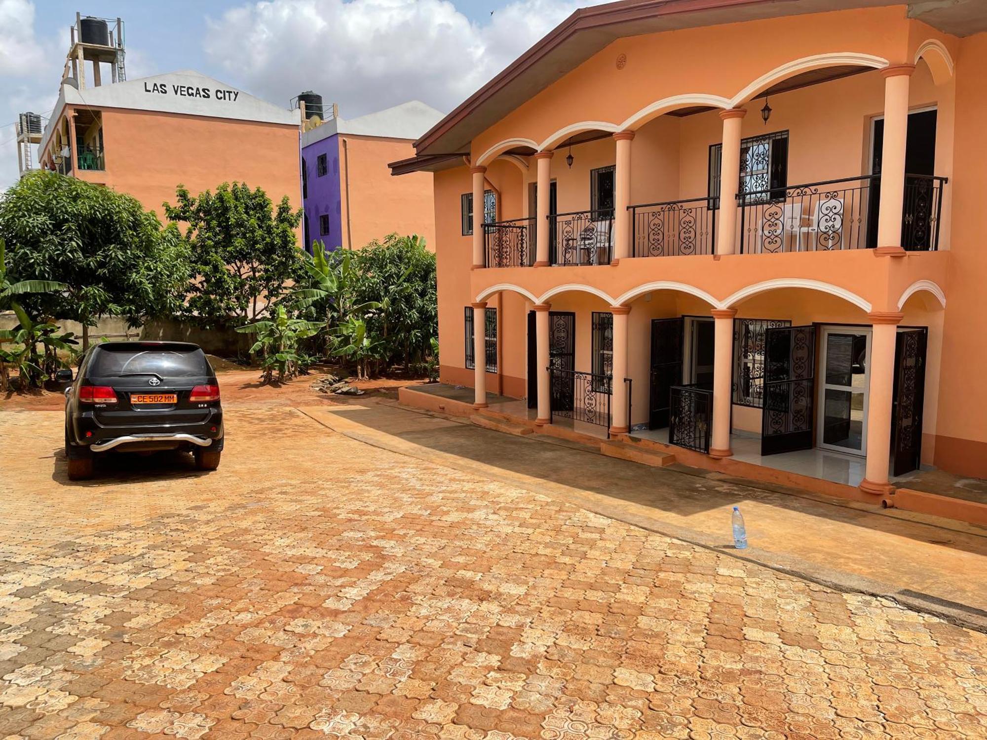 Villa contemporaine Yaoundé Extérieur photo